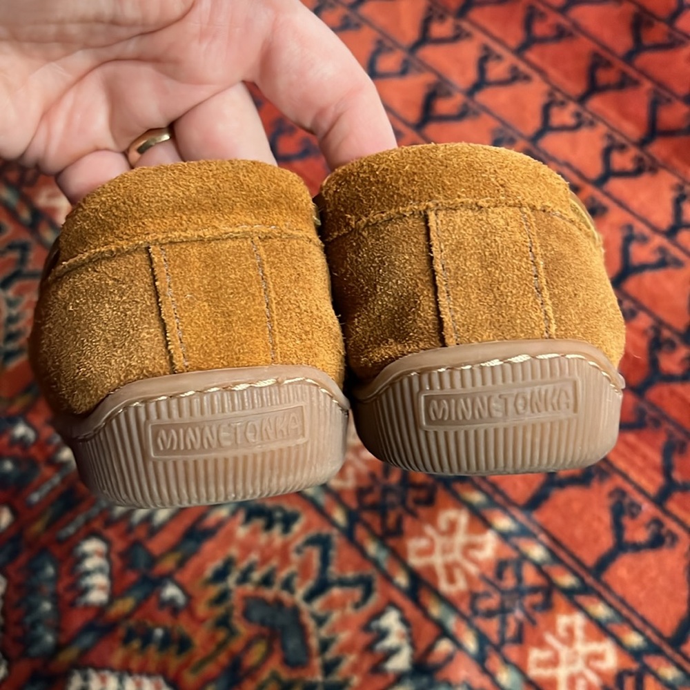 MINNETONKA
PILE LINED HARD MOCCASIN SLIPPER - Picture 4 of 7